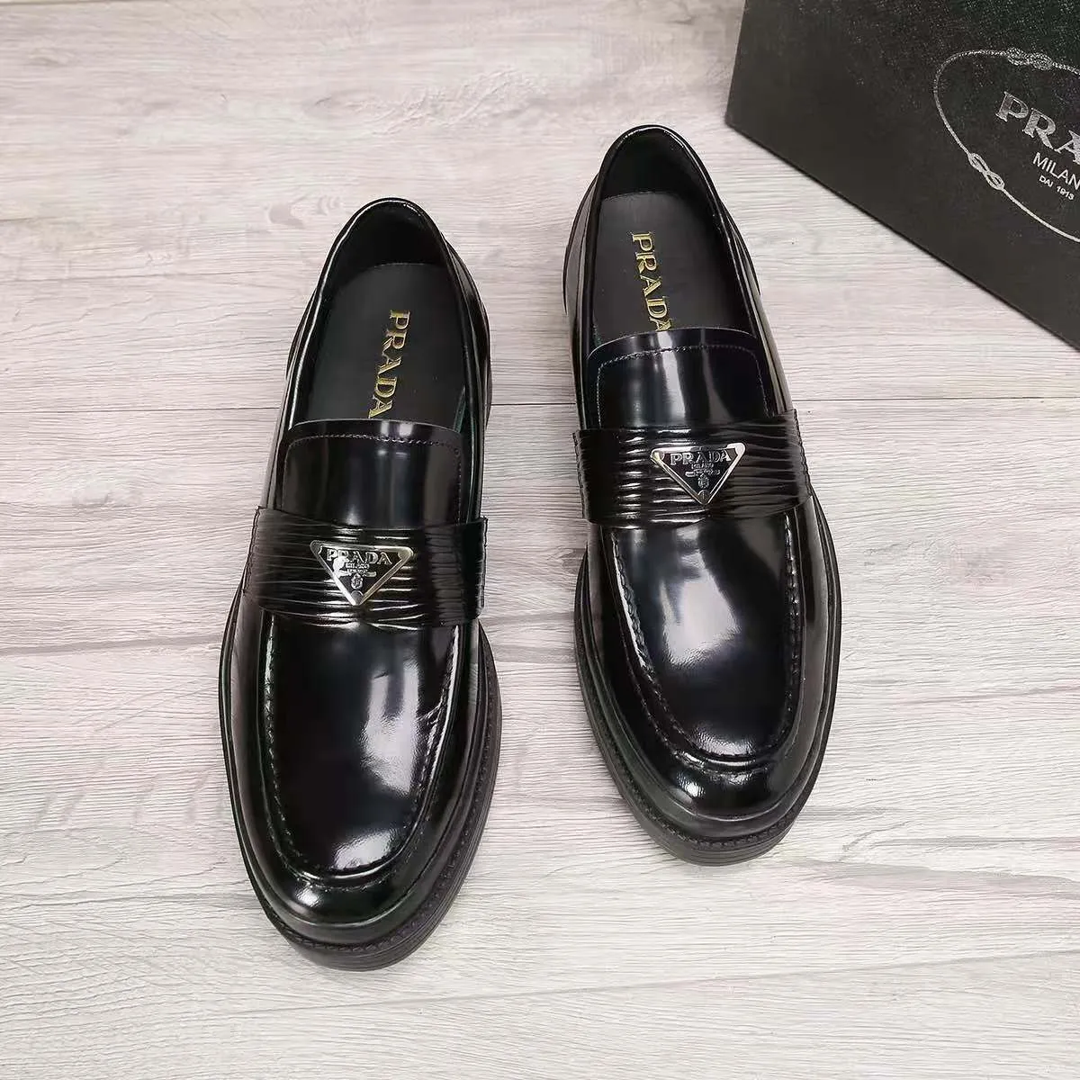 Men's shoes 💰540 💰💰🎩🎩【Prada】Counter 1:1⬆️original reproduction, absolute quality🆗Original outsole, high-quality imported rubber, wear-resistant and non-slip, never degummed, upper material: imported first-layer cowhide➕anti-slip foam outsole, official website material, lining material: water-dyed leather lining, 3 colors available! Code number 38-45